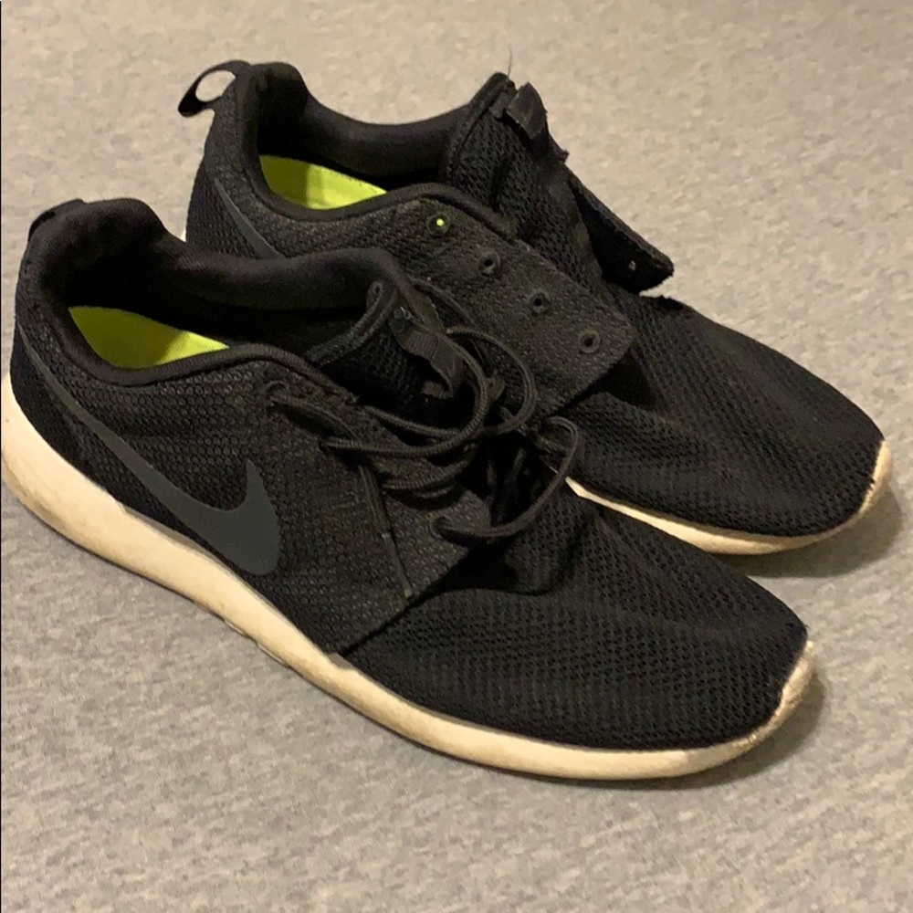 Nike roshe runs black size 10.5